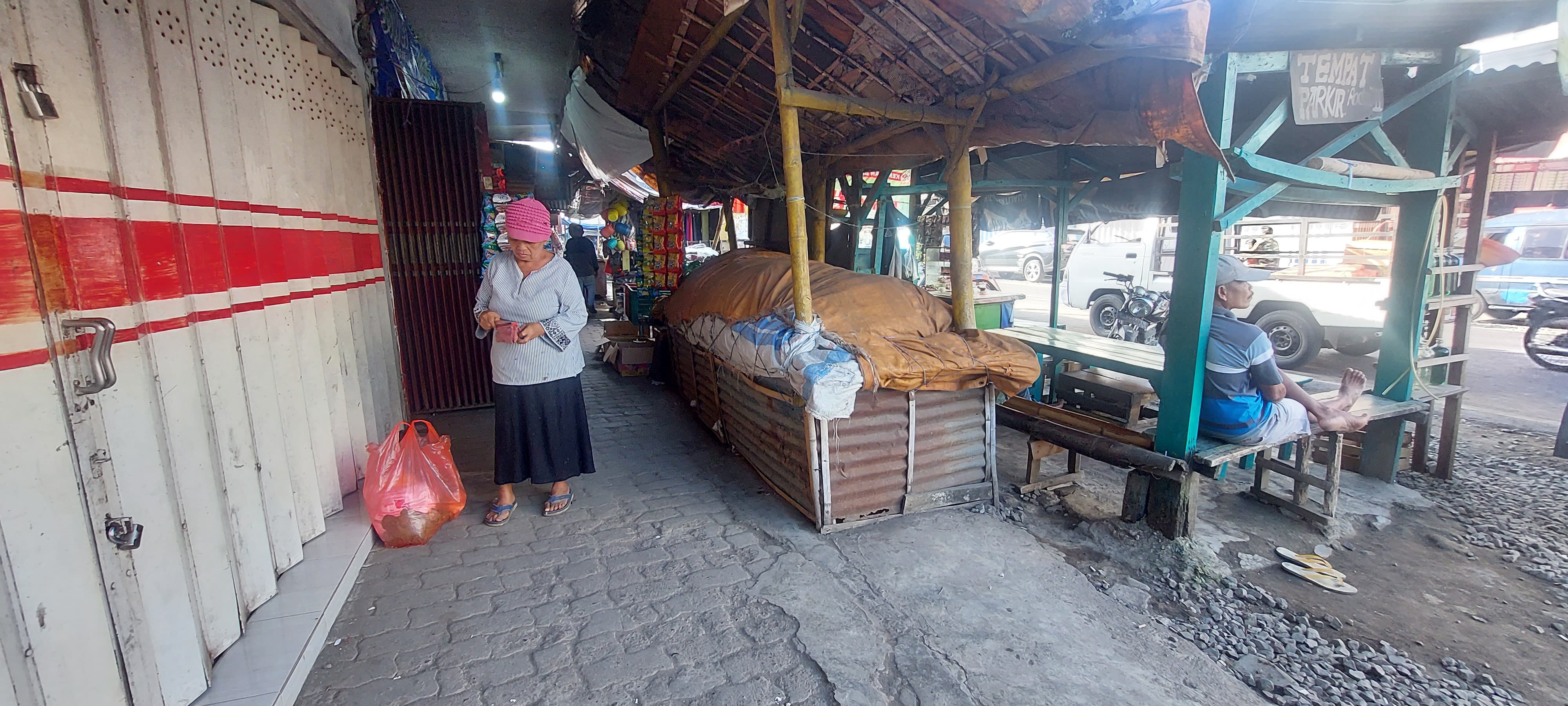 KAPAN DITERTIBKAN: Toko-toko di Pasar Mayang, tepatnya di Jalan Raung, Desa/Kecamatan Mayang, banyak yang tertutup dengan PKL. (JUMAI/RJ)