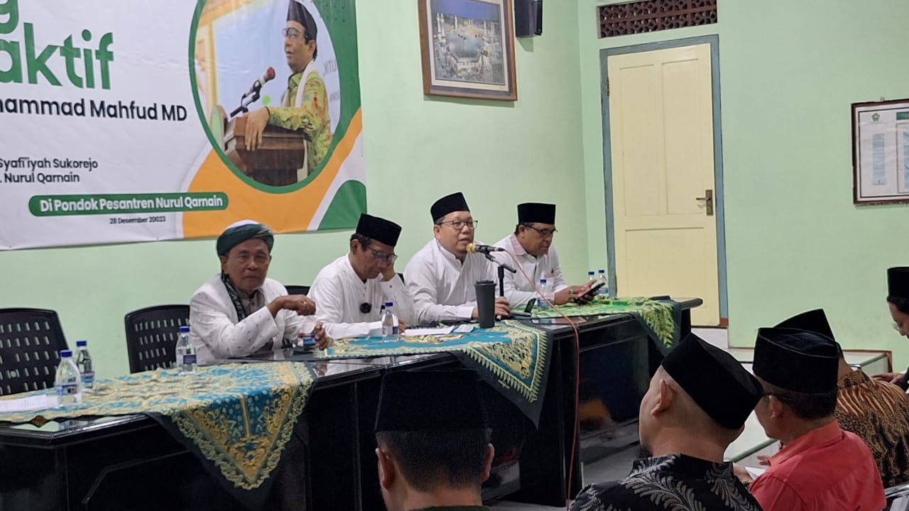 SAFARI POLITIK: Mahfud MD saat mengunjungi Pesantren Nurul Qarnain Kecamatan Sukowono Jember, Kamis malam (28/12). (SIRO UNTUK RJ)
