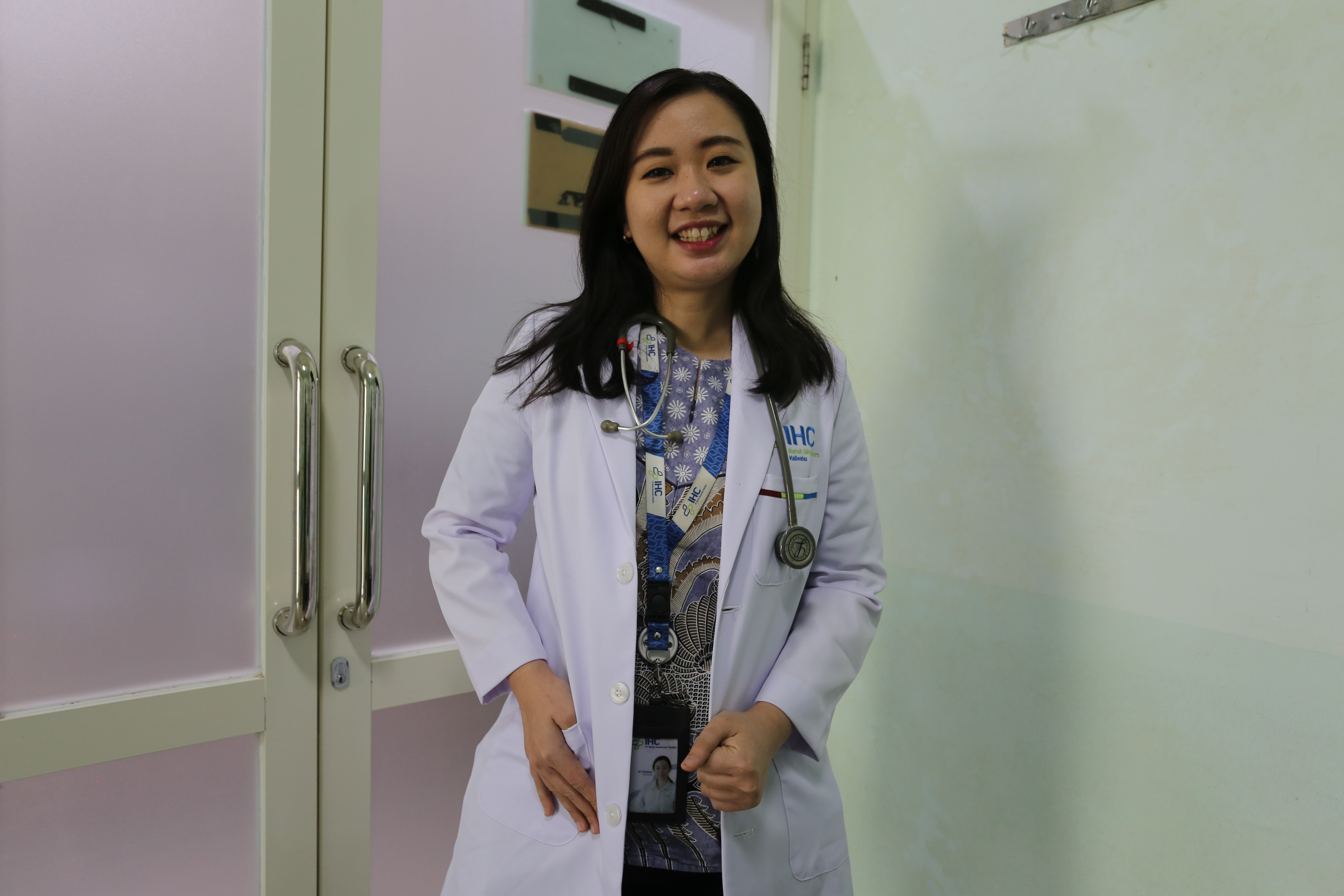 TAHUN BARU SENANG: Kepala Unit Rawat Jalan RSU Kaliwates Yohana memberi tips sehat saat bakar-bakar ikan atau lainnya.