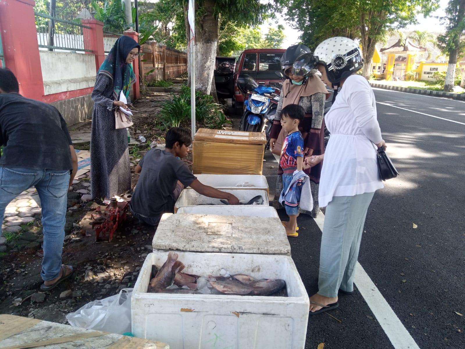 RAMAI: Sejumlah pembeli ketika memilih ikan segar yang berada di Bondowoso. (DIDIK/RJ)