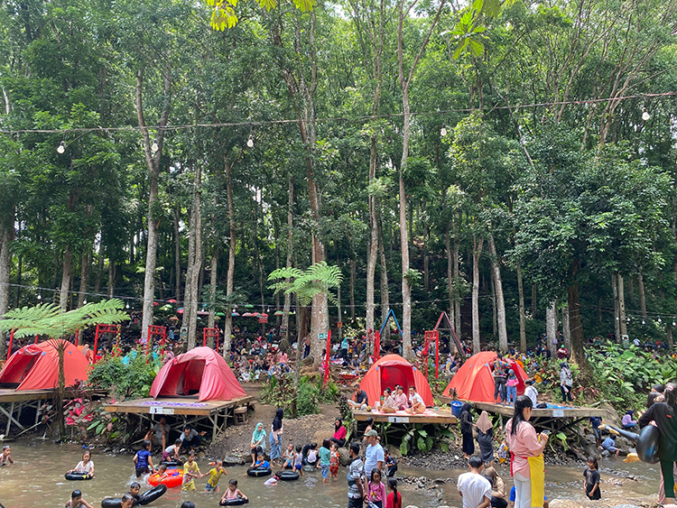 BERWISATA: Suasana Kampung Durian yang dipenuhi ribuan pengunjung, kemarin (1/1).
