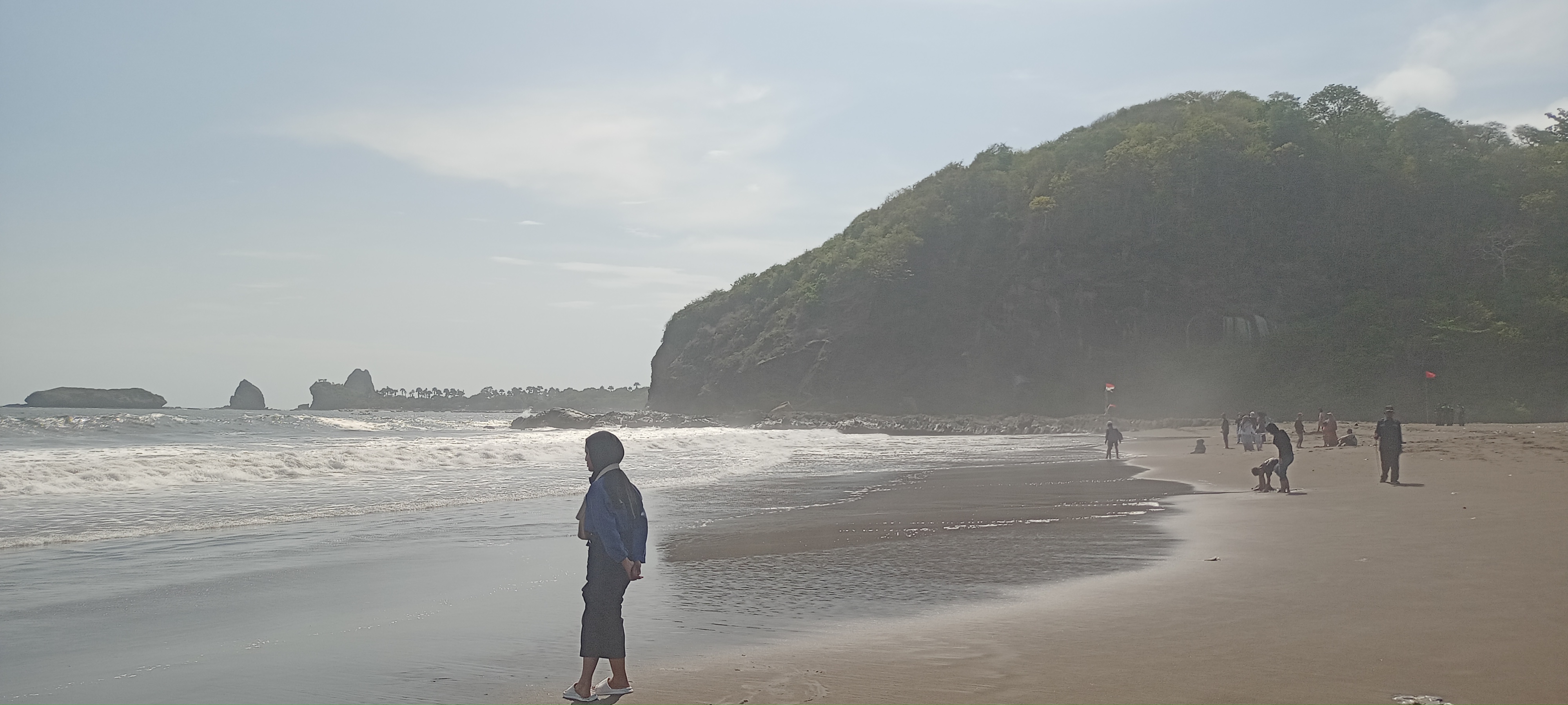 JUJUKAN FAVORIT: Pengunjung di Pantai Watu Ulo, Ambulu, saat masa liburan.