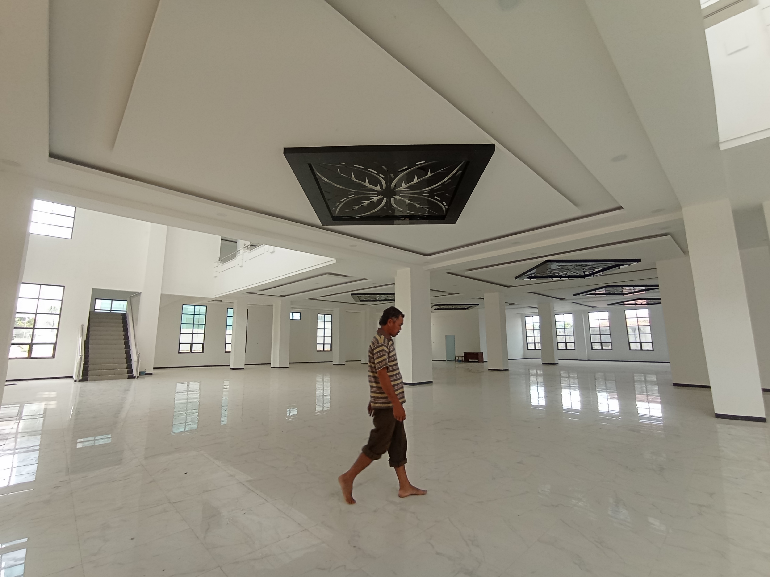 KEREN: Gedung Jember Nusantara lantai satu terlihat bersih dan elegan. Rencananya akan dijadikan tempat UMKM Jember.