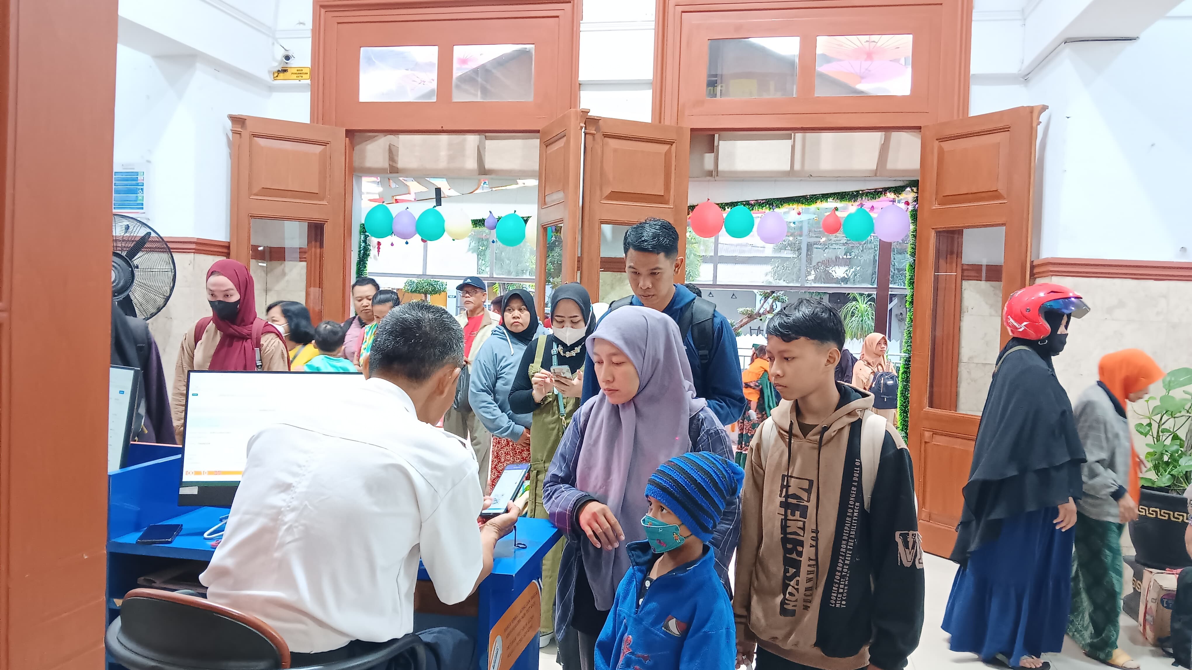 ANTRIAN: Situasi penumpang KA saat check in di Stasiun Jember.