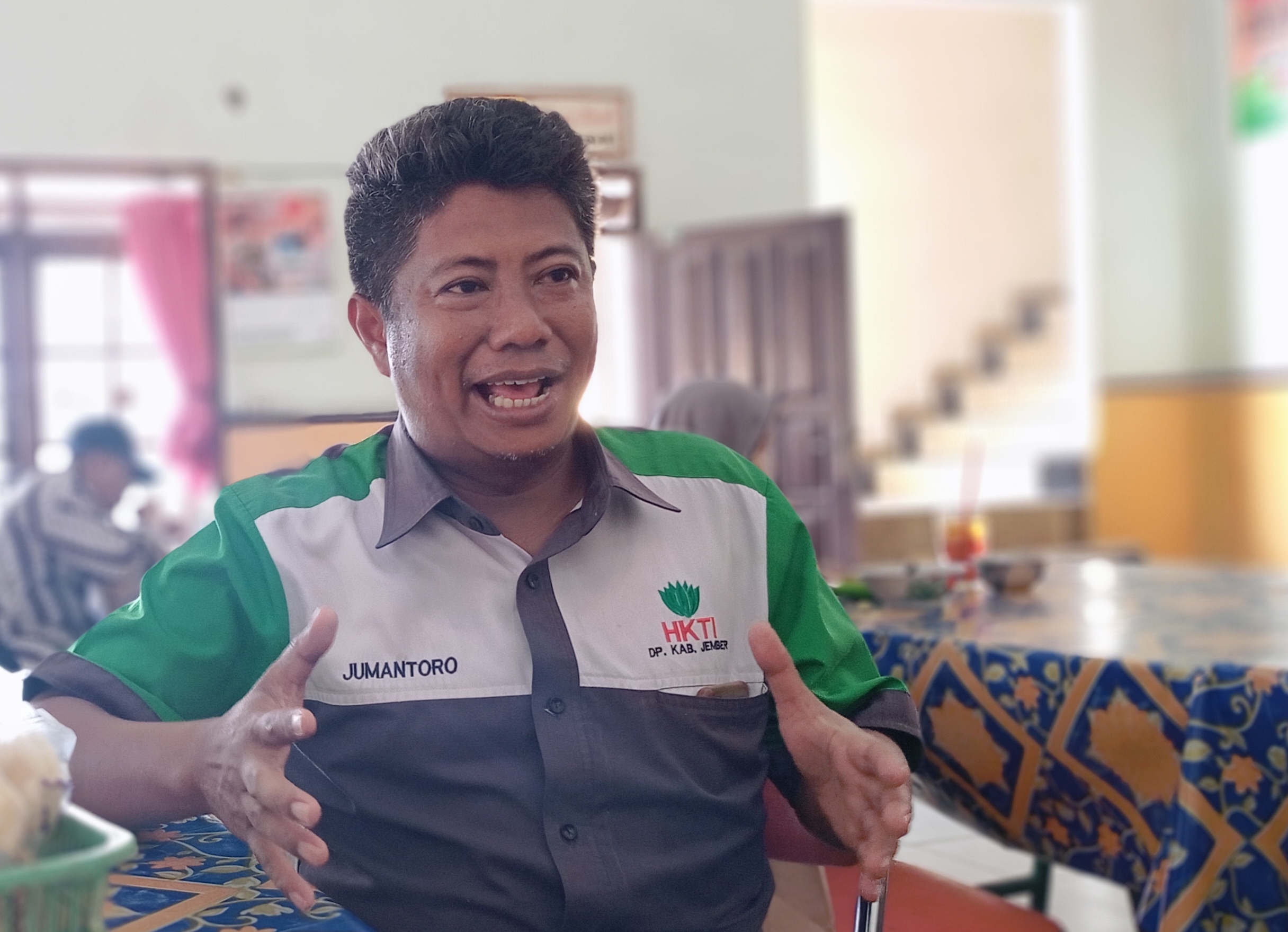 "Sistem yang saat ini dilakukan oleh pemerintah, petani masih merasa iri terhadap perlakuan sesama subsidi yaitu BBM," JUMANTORO Ketua APPI Jawa Timur