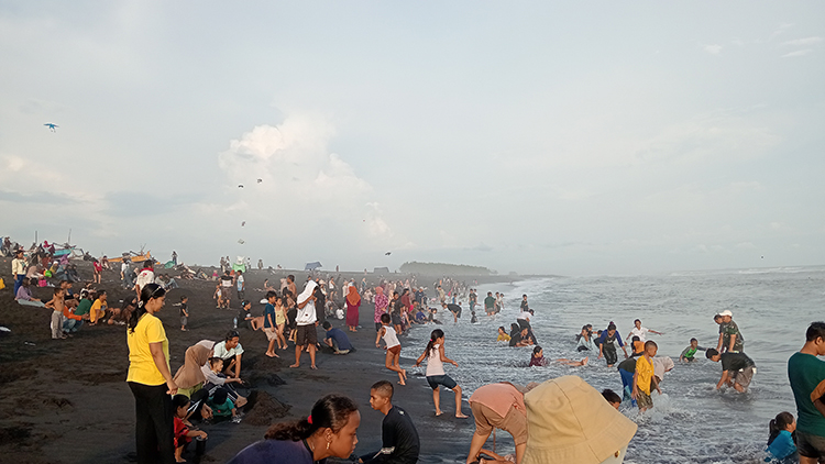 RAMAI: Sejumlah pengunjung saat menikmati objek wisata Watu Pecak di Desa Selok Awar-Awar, Kecamatan Pasirian, kemarin