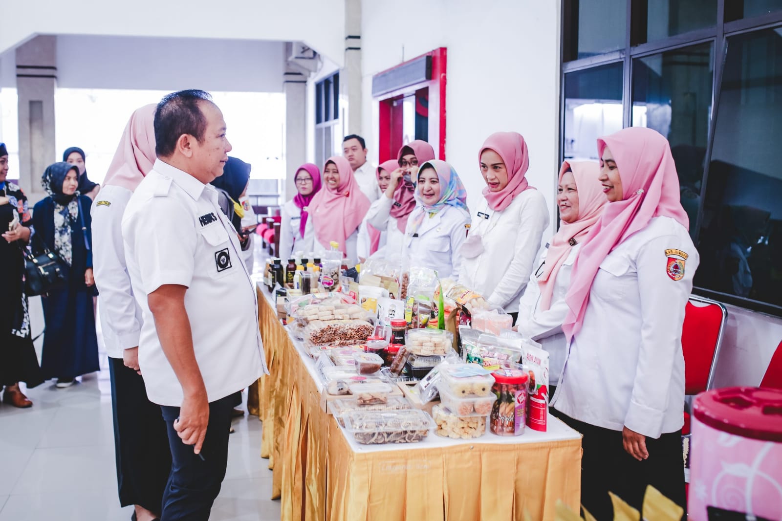EKONOMI: Bupati Jember Hendy Siswanto meninjau langsung perkembangan pelaku UMKM saat peresmian program UMKM Naik Kelas, beberapa waktu lalu.