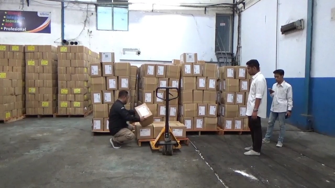 TUNGGU WAKTU DISTRIBUSI: Tumpukan logistik kebutuhan Pemilu yang tersimpan di Gudang Temprina, Kaliwates, Jember.