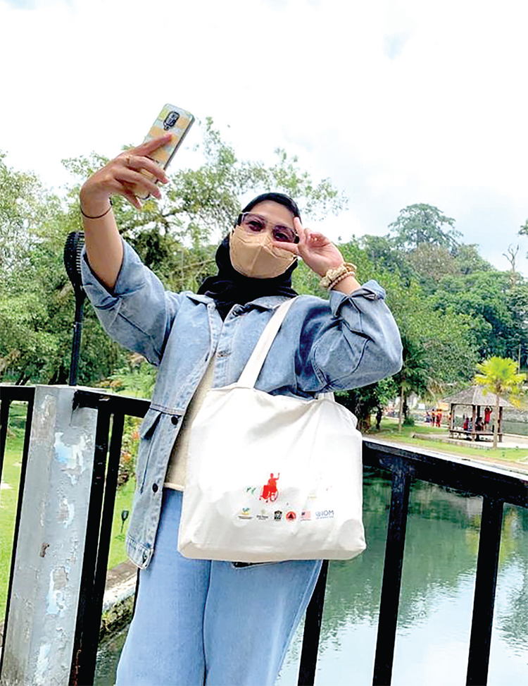 SWAFOTO: Salah satu pengunjung objek wisata Pemandian Alam Selokambang saat menikmati musim liburan panjang dan tahun baru.