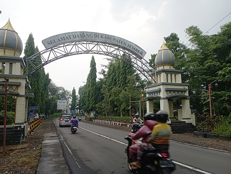 TAPAL BATAS: Pengguna jalan saat melewati perbatasan Bondowoso-Jember. Di jalur ini tidak ada rest area.