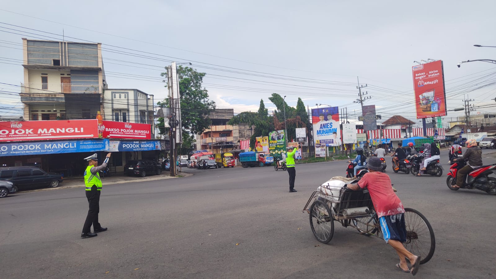 BISA LANCAR: Kondisi arus lalu lintas di simpang empat mangli, kendaraan lancar setelah anggota Polantas Satlantas Polres Jember turun ke lokasi. (POLANTAS UNTUK RJ)
