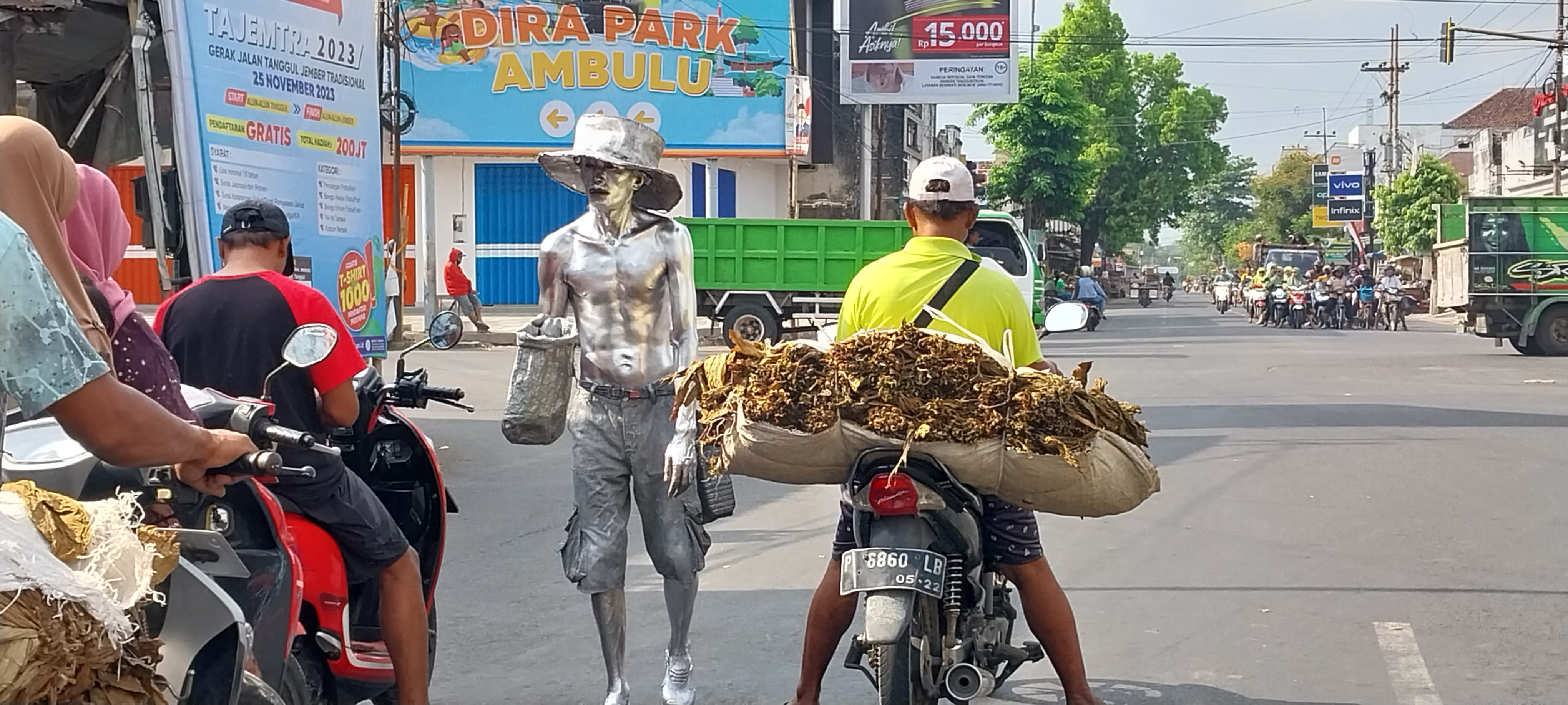 BEROPERASI LAGI: Manusia silver yang beberapa bulan lalu sempat bersih, kini bermunculan lagi di wilayah Kecamatan Ambulu dan Jenggawah.