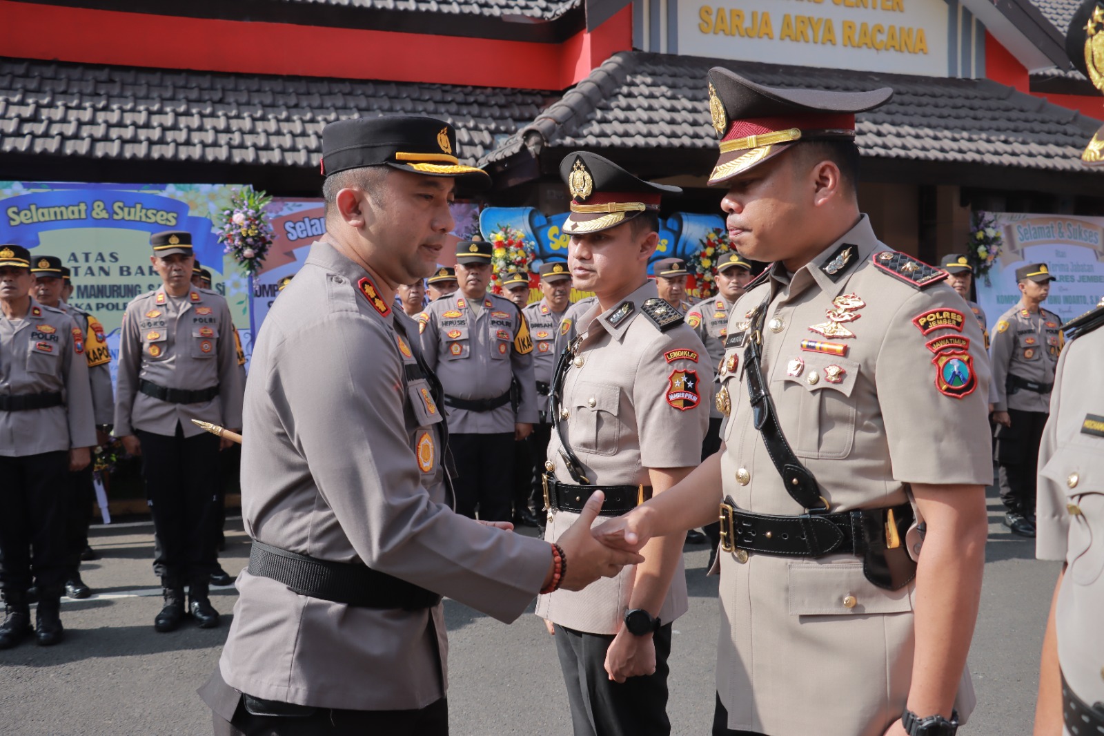 ROTASI JABATAN: Kapolres Jember AKBP Moh. Nurhidayat memberi ucapan selamat dalam sertijab Wakapolres Jember, kemarin (4/1).