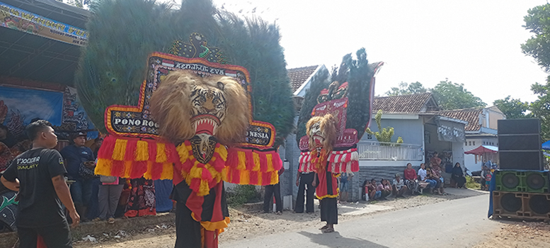 ATRAKSI REOG: Pemain reog Ponorogo tampil dalam acara hajatan warga di Desa Wringintelu, Kecamatan Puger, belum lama ini.