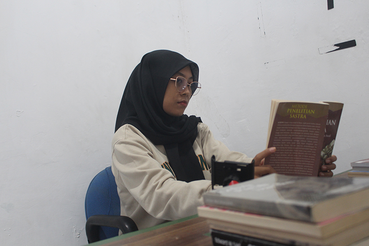 FOKUS: Mahasiswa asal Bondowoso, Lovany Azzahra, saat asyik membaca buku.