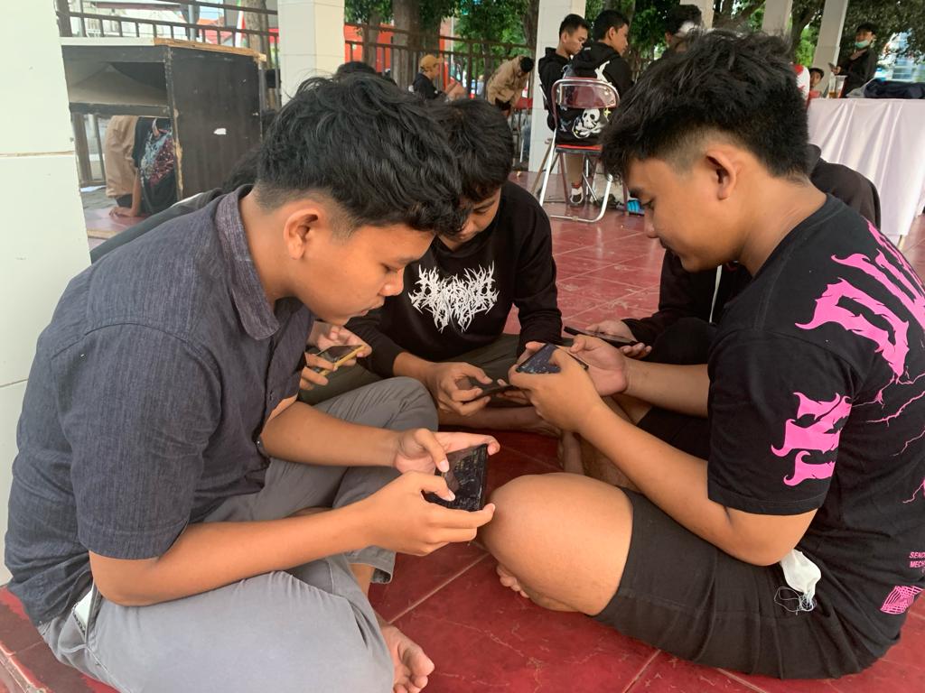 MENYENANGKAN: Sejumlah anak muda asyik bermain game online. Mereka juga ada yang sering mengikuti turnamen.