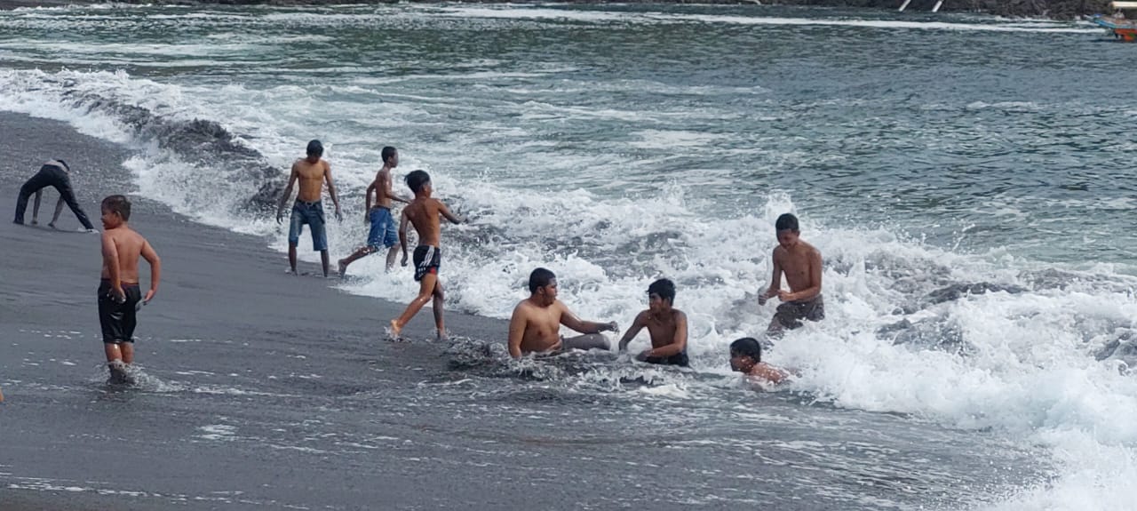 ABAIKAN KESELAMATAN: Pengunjung Pantai Payangan yang neka mandi di sisi selatan Gunung Samboja, Dusun Watu Ulo, Desa Sumberejo, Ambulu, Minggu (7/1).