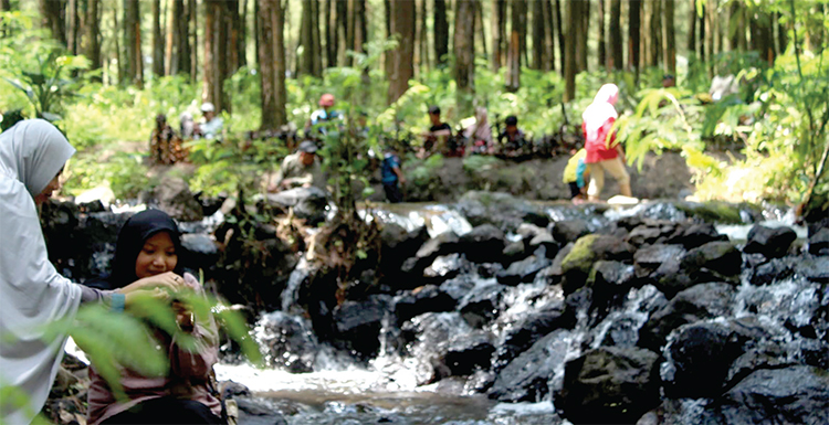 TEMPAT BERSANTAI: Salah satu pemandangan yang menunjukkan indahnya wisata Kalipinus. Kondisi ini membuat banyak orang penasaran untuk berkunjung.