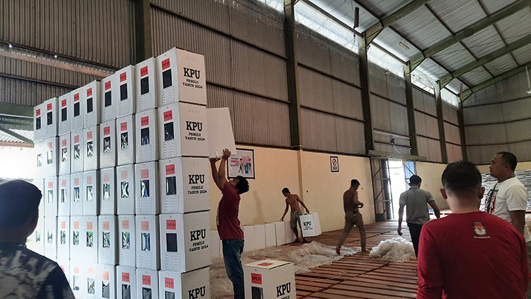 DIGOTONG: Pegawai perakitan kotak suara di Gudang Logistik KPU Bondowoso. Selain antisipasi logistik pemilu rusak akibat lembap dan air hujan, KPU juga menyiapkan APAR sebagai antisipasi kebakaran.&nbsp;