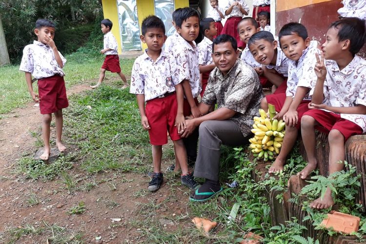  SEMANGAT: Sejak menjadi guru honorer, Nur Fadli yang kini menjadi guru PPPK di SDN 05 Bintoro Patrang ini ikut mendirikan sepuluh sekolah. (Dok. Radar Jember)