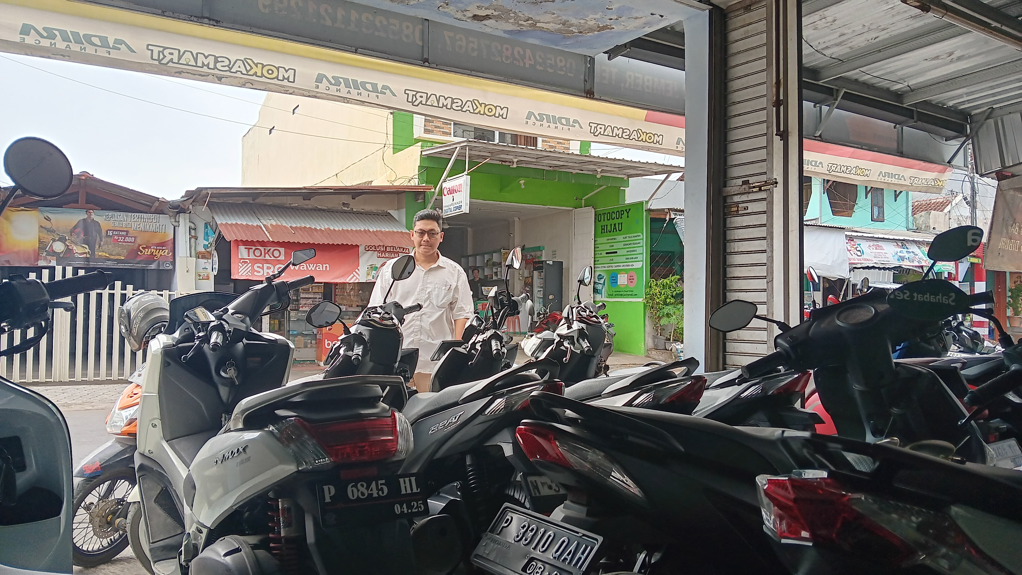 MENGECEK KENDARAAN: Konsumen melihat beberapa kendaraan yang ingin dibeli di Diler Pelita Motor, Jember Kidul, kemarin (8/1).