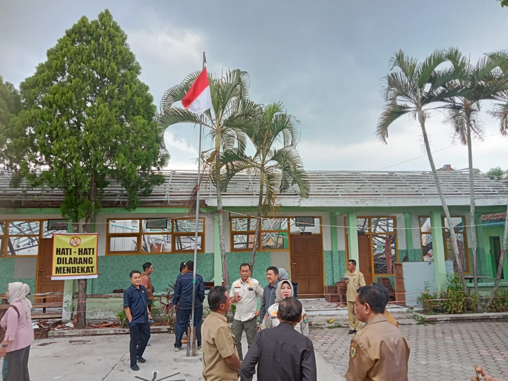 "Perbaikan ruang sekolah yang rusak itu tidak bisa diperbaiki awal tahun ini, karena tidak dianggarkan di APBD 2024."  Ketua Komisi IV DPRD Bondowoso  KUKUH RAHARDJO