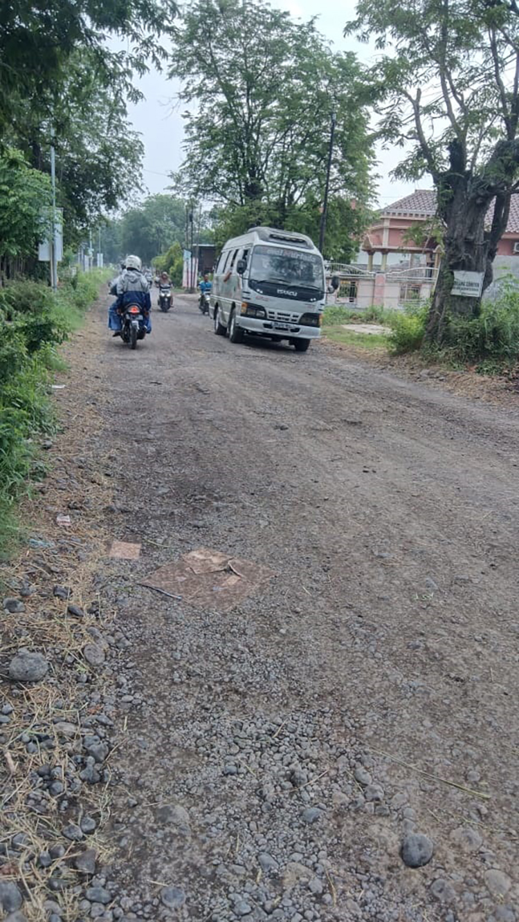 &ldquo;Dalam Musrenbang dibahas perbaikan jalan rusak itu. Kadang juga mengusulkan langsung ke dinas terkait. Makanya sebagian sudah diperbaiki oleh Pemkab Bondowoso.&rdquo;  DWI PURNOMO  Camat Cermee