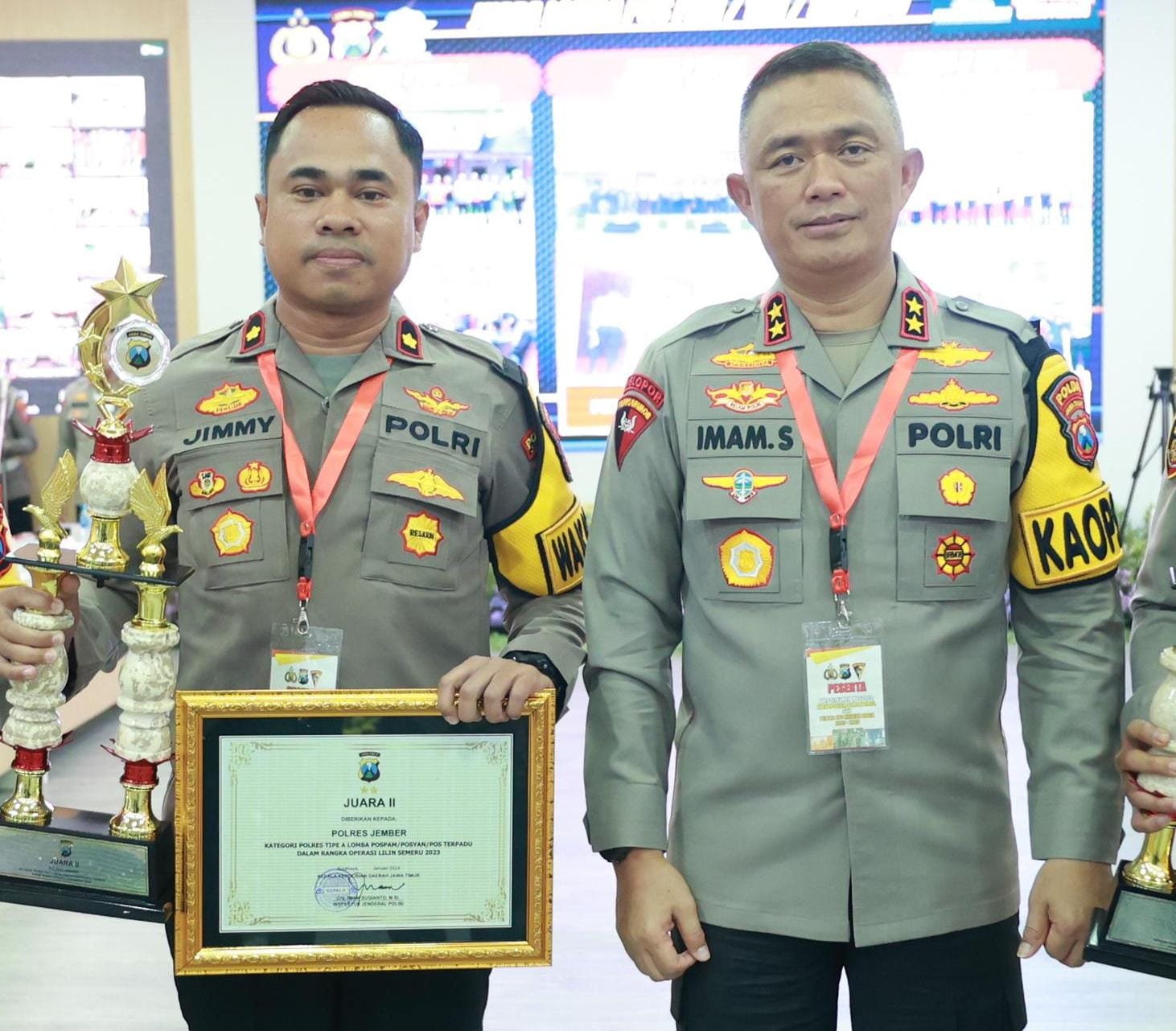 DAPAT PENGHARGAAN: Wakapolres, Kompol Jimmy H. Manurung saat menerima penghargaan dalam Anev Sitkamtibmas Jajaran Polda Jatim di Rupatama Polda Jatim. (POLRES UNTUK RJ)