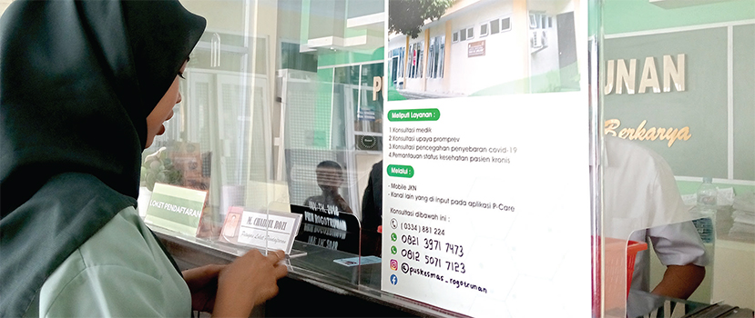 PERIKSA: Salah satu warga saat melakukan pendaftaran pemeriksaan kesehatan di Puskesmas Rogotrunan, kemarin.