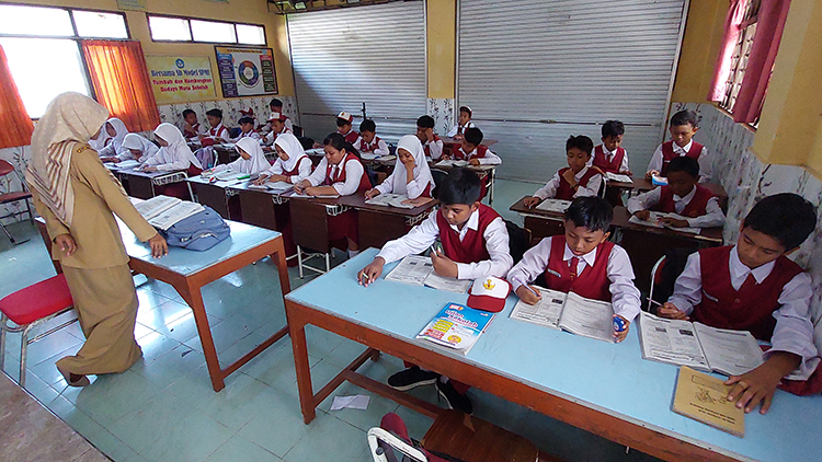 TETAP SEMANGAT: Siswa kelas 6 B SDN Mayang 01 mengikuti proses belajar di aula sekolah, kemarin. Sebelumnya, plafon di ruang kelas mereka ambrol, Senin (8/1) malam.