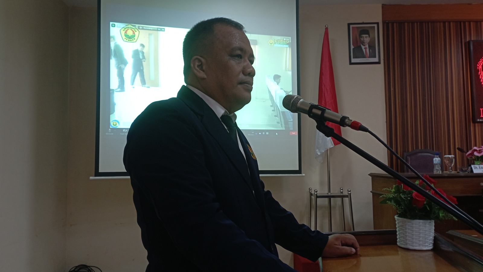 MENJELASKAN : M Hamid HS saat menjelaskan disertasinya dalam ujian terbuka disertasi di Fakultas Fisip Unej, kemarin (11/1). (SUTAN CADENA/RADAR JEMBER)