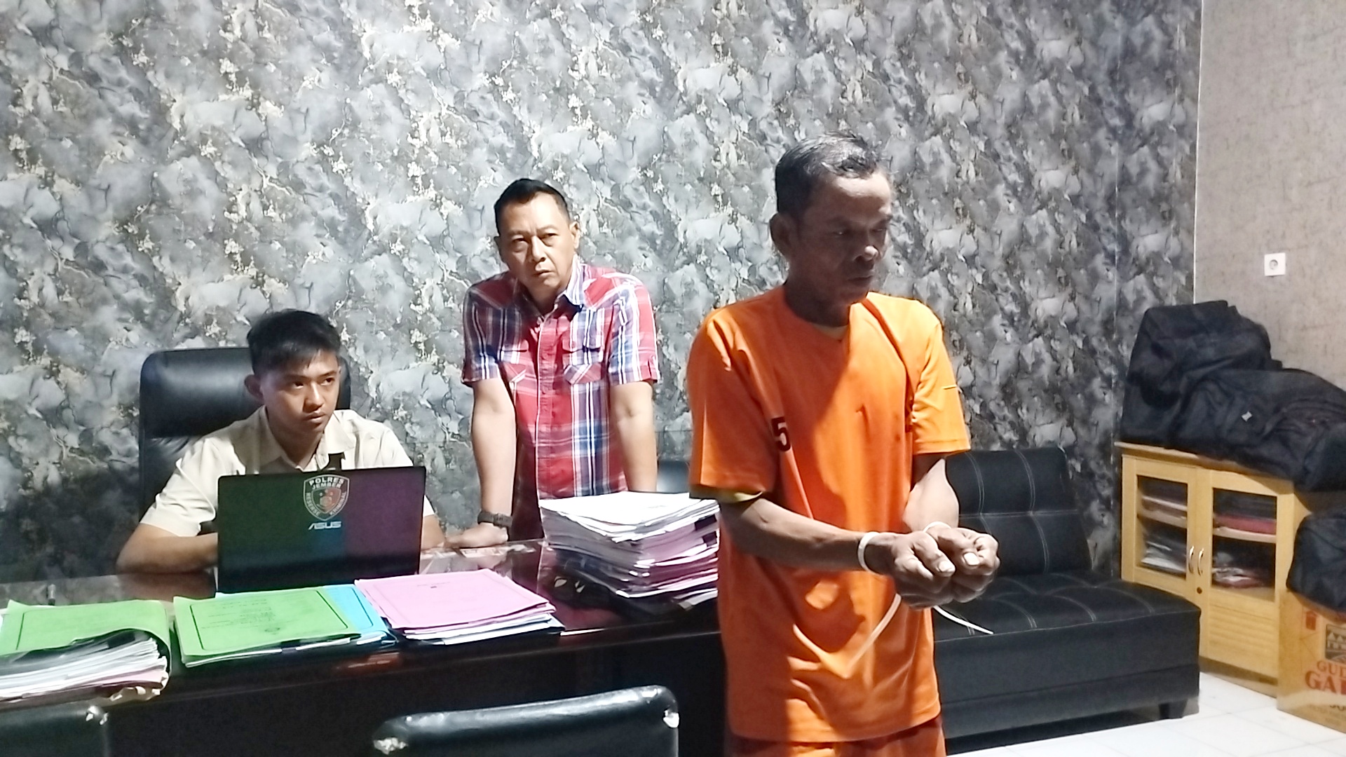 DITAHAN: Jalil, pelaku KDRT terhadap Miswati hingga korban meninggal dunia, ditetapkan sebagai tersangka di Mapolres Jember.