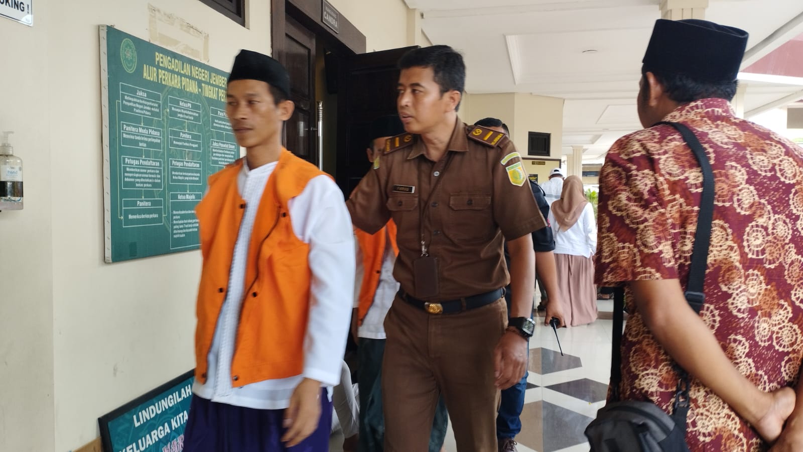 JALANI SIDANG: Terdakwa Solihin dikawal petugas Kejari Jember seusai menjalani persidangan kasus pembunuhan di Desa Gelang, Kecamatan Sumberbaru, pada September 2023 lalu.