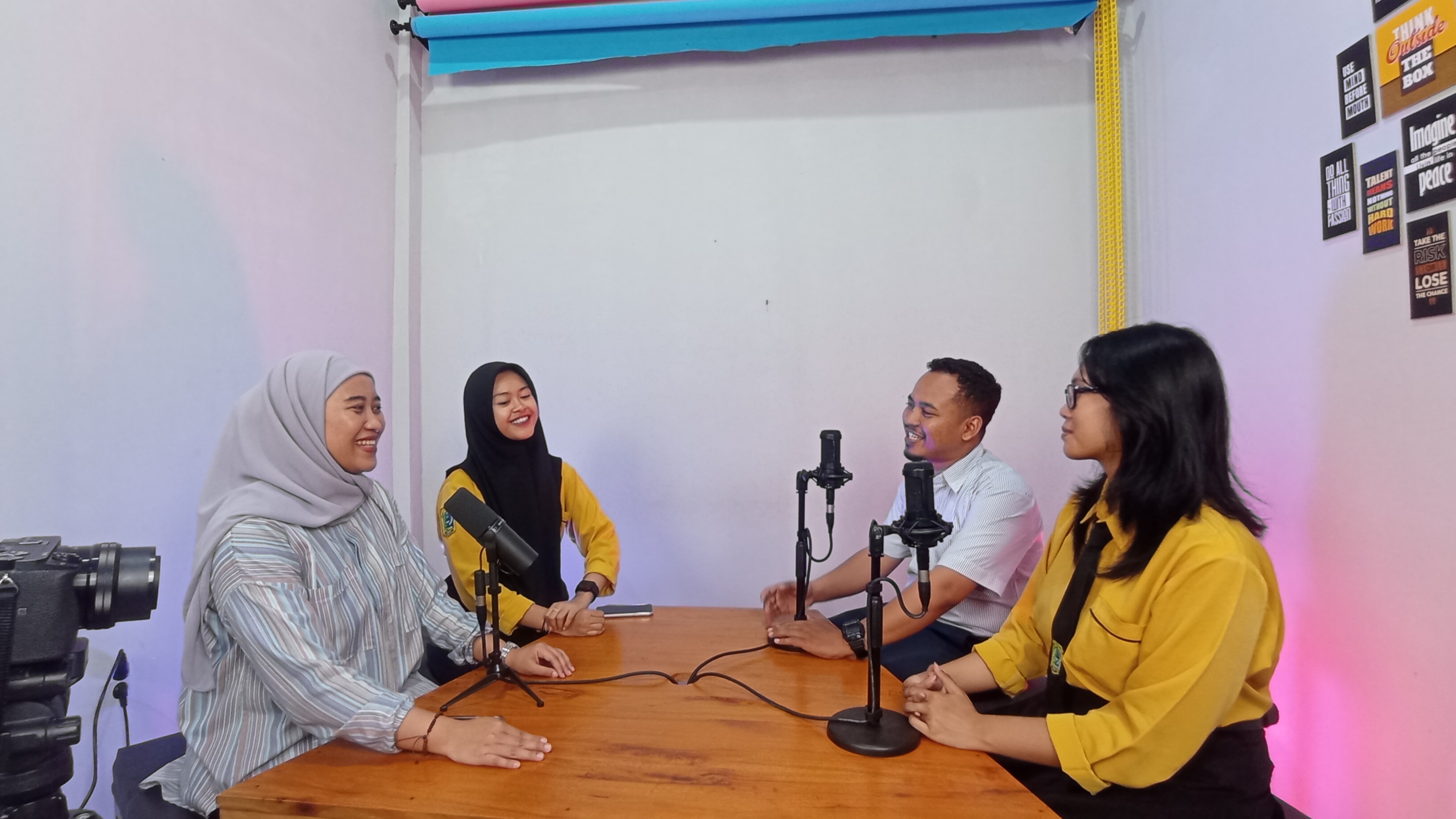 BINCANG SANTAI: Mahmud Ali Zain, guru pembimbing, beserta kedua siswanya menceritakan kisahnya kepada tim Jawa Pos Radar Jember, Rabu (10/1).