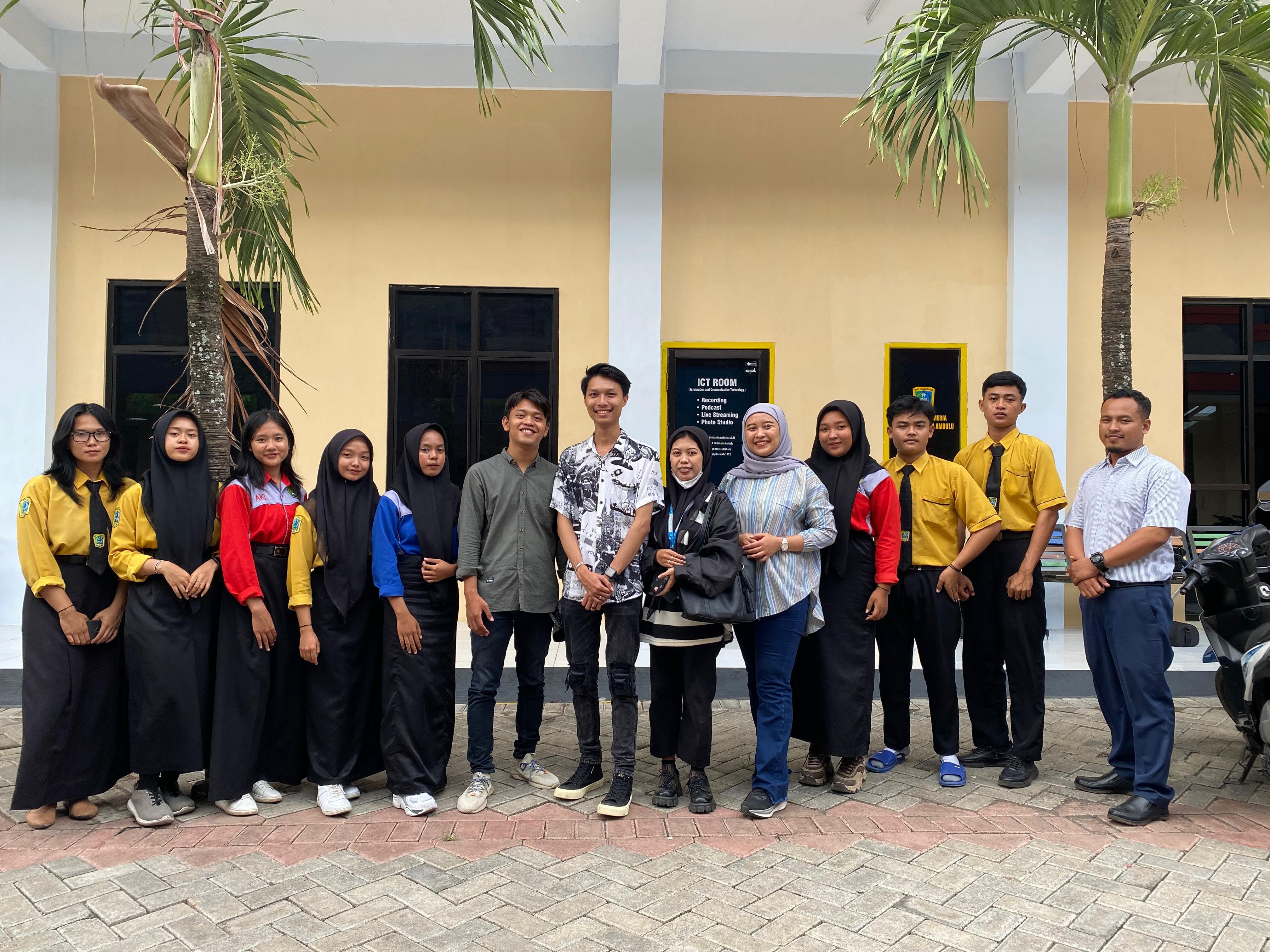 Siswa SMK Pancasila 1 Ambulu bersama Tim Jawa Pos Radar Jember.