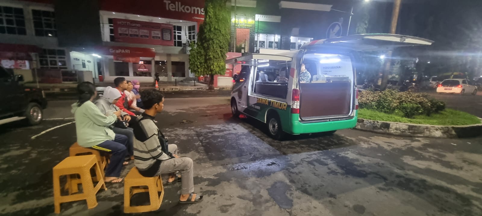 TETAP MELAYANI: Warga pemohon pajak kenadaraan bermotor saat membayar pajak di Samsat Keliling malam hari di Jalan Kartini. (Samsat untuk Radarjember)