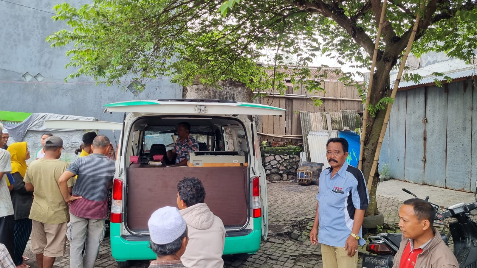 TERUS DIPADATI WARGA: Suasana Samsat keliling yang melayani pemohon pajak di terminal Silo, Jember.