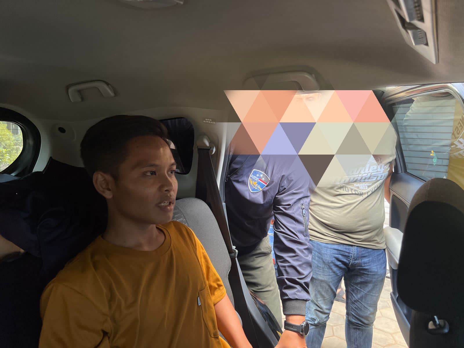 FOTO ISTIMEWA DICIDUK: Terduga pengancam penembakan terhadap calon presiden 01 Anies Baswedan, saat digelandang polisi, Sabtu (13/1).