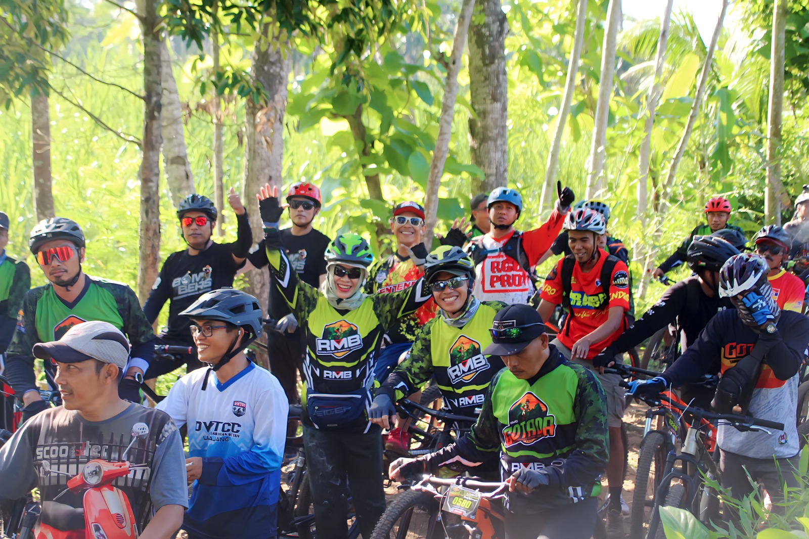 TAMPIL EKSIS: Pasangan suami istri tampil dalam event Gowes Couple.