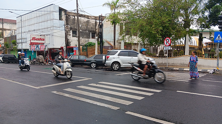 TEROBOS: Pengendara menerobos traffic light penyeberangan di sebelah Masjid Jami Al Baitul Amien Jember.