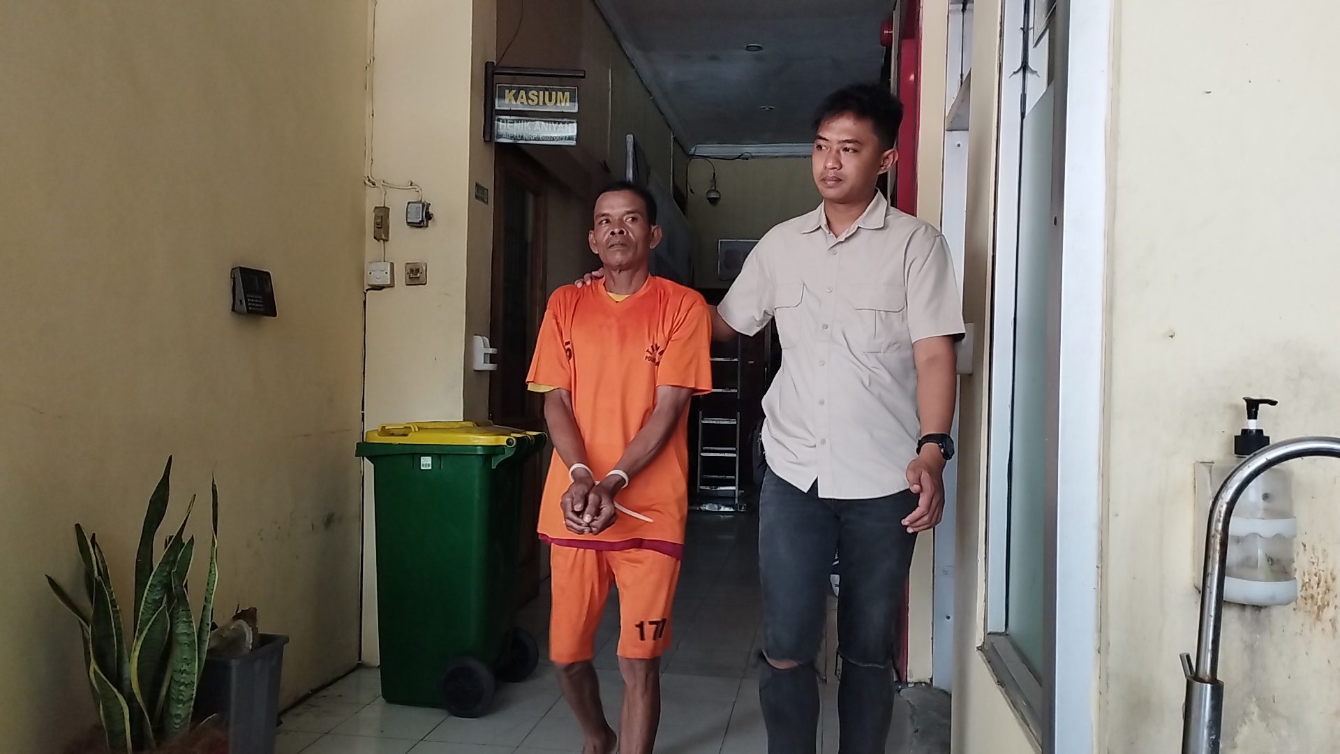 SUDAH DITAHAN: Polisi mengamankan Jalil, tersangka KDRT yang membuat Miswati, istrinya, meninggal dunia.