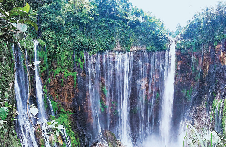 PANORAMA: Keindahan wisata Air Terjun Tumpak Sewu yang ramai pengunjung setiap akhir pekan.