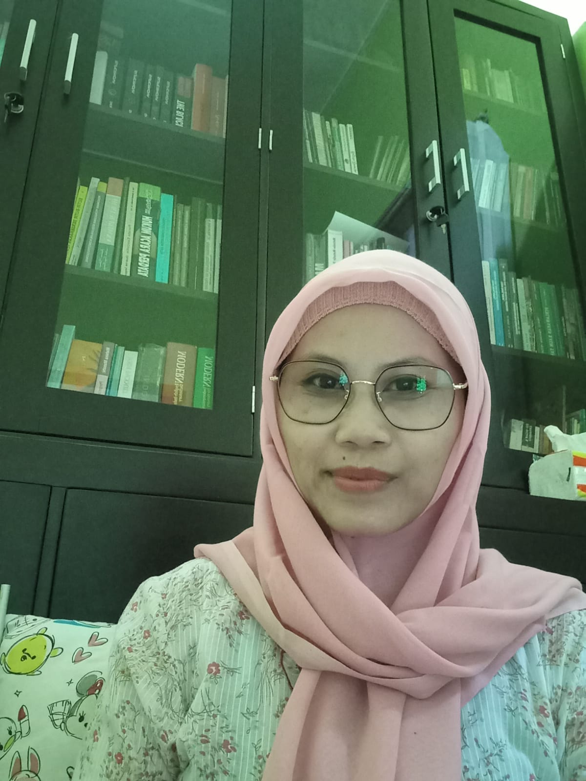 "Seperti ketika istri juga bekerja dan harus mengurusi rumah tangga, sedangkan suami pulang kerja enak ngopi.&rdquo;  YAMINI SOEDJAI  Psikolog dan Advokat