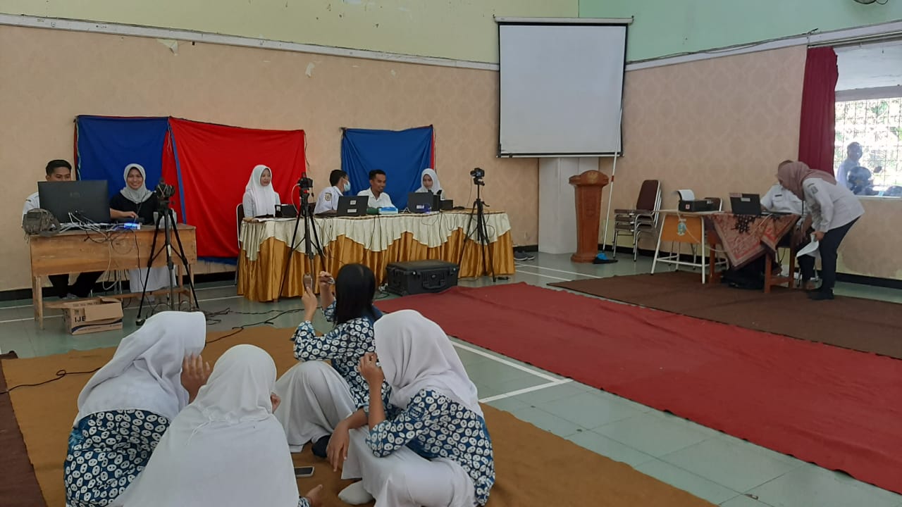 Siswa SMAN 1 Tenggarang antusias mengikuti perekaman e-KTP disekolahnya