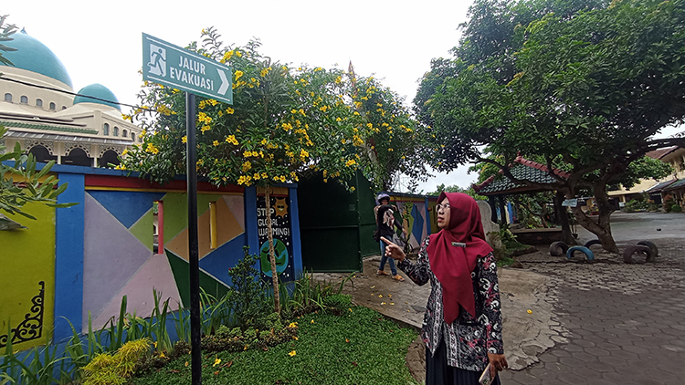 MEMBERI TAHU: Salah satu jalur evakuasi yang ada di lingkungan SD Swasta Darus Sholah, Kaliwates.