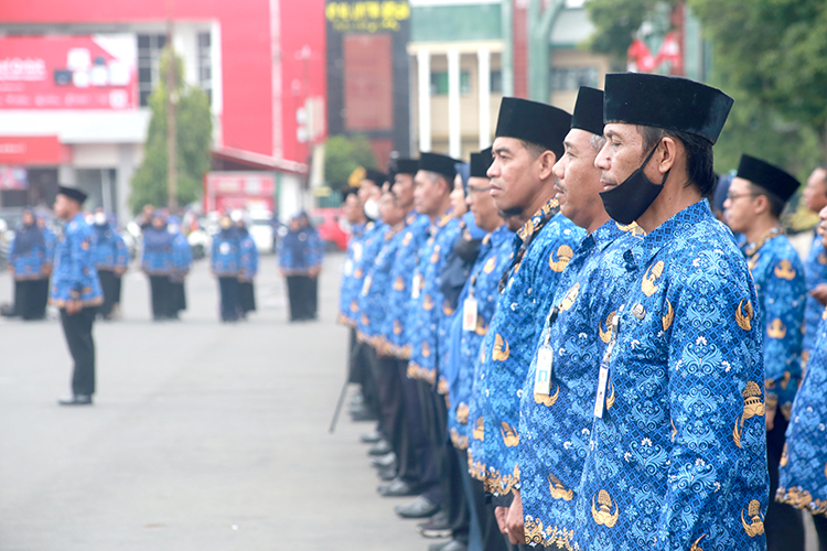 FOKUS: Sejumlah ASN di Jember ketika mengikuti upacara peringatan Hari Guru, beberapa waktu lalu.