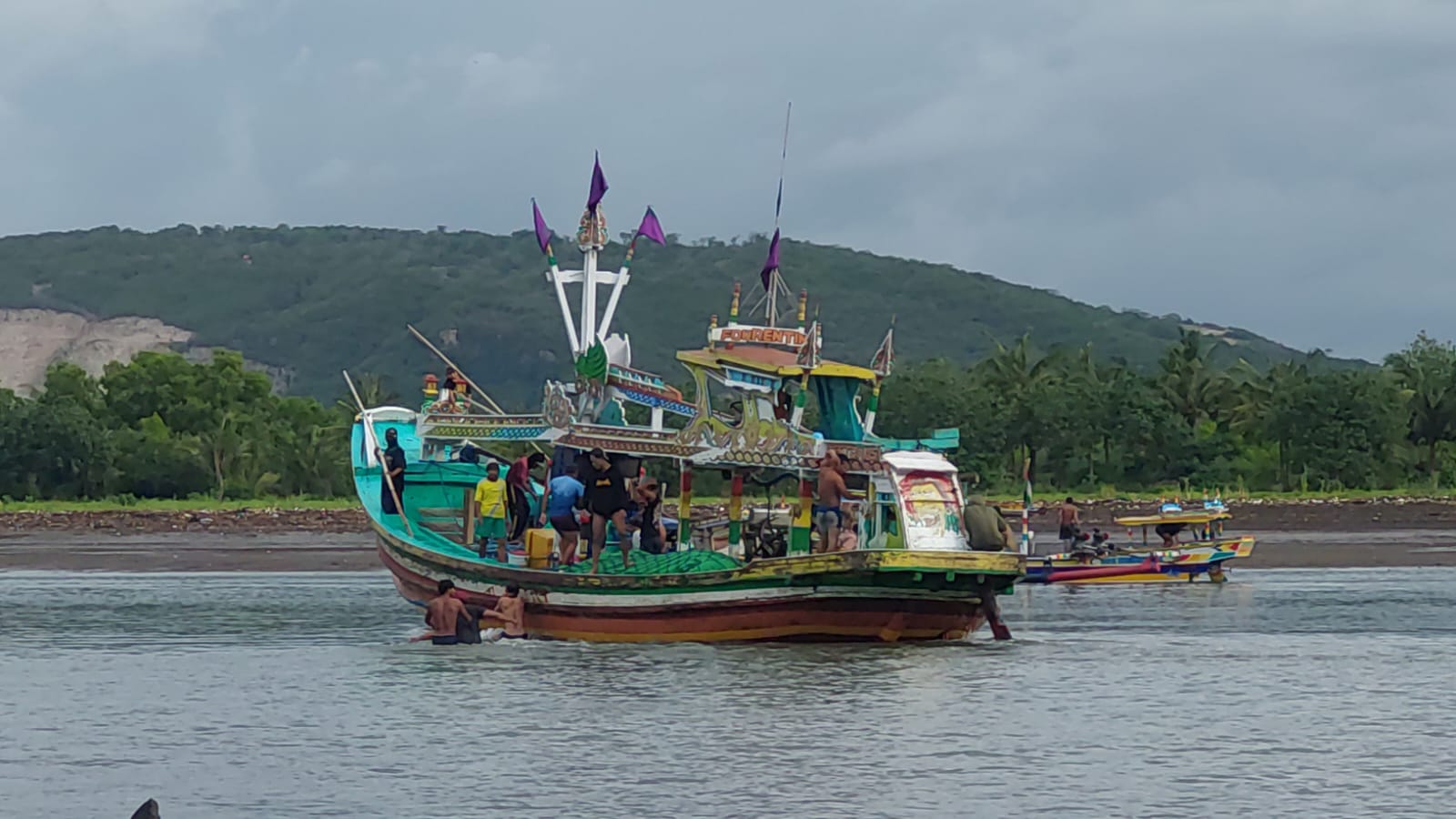 PERJUANGAN: Perahu milik nelayan di Puger, Jember ketika berangkat melaut. (JUMAI/RJ)