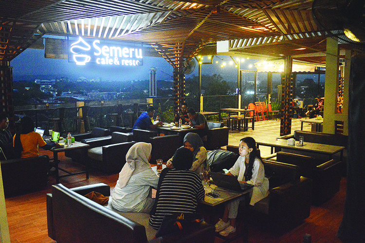 BISA SANTAI: Semeru kafe merupakan salah satu resto yang banyak digemari anak muda dan banyak kalangan.