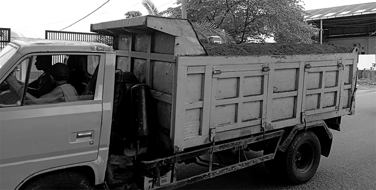 BERDEBU: Sebuah truk memuat material pasir tidak ditutup terpal, Senin (15/1).