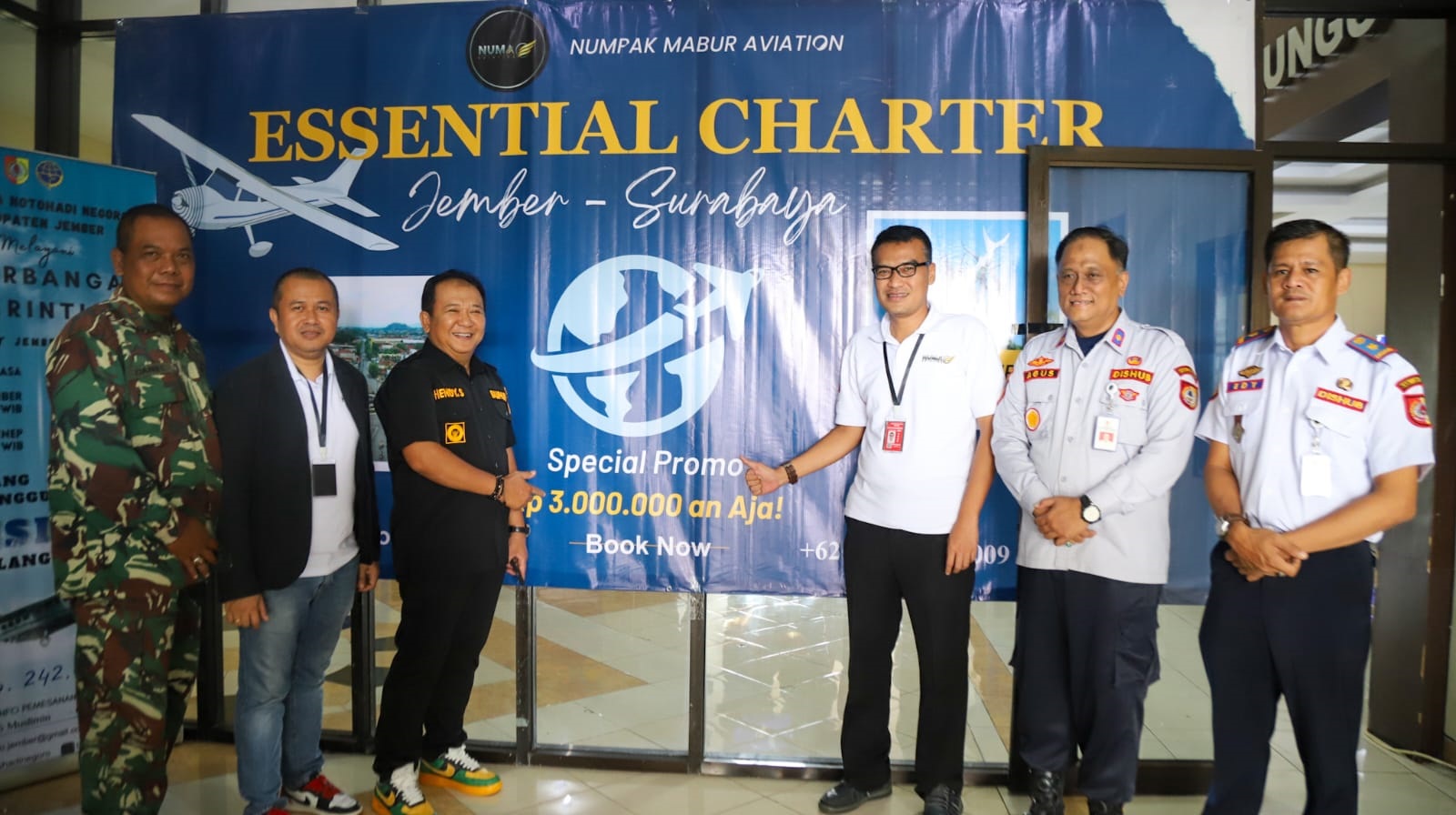 SINERGI: Bupati Jember Hendy Siswanto melakukan foto bersama seusai melakukan negosiasi dengan PT Numa di Bandara Notohadinegoro, Selasa (16/1).